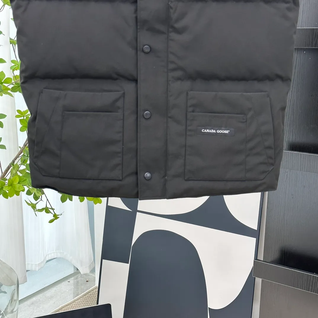 P380 [𝗖𝗮𝗻𝗮𝗱𝗲 𝗚𝗼𝗼𝘀𝗲] Canada Goose Couple Vest for Men and Women. 1⃣️Imported Behringer embroidery machine customized 10,000-needle embroidery logo 2⃣️Imported 18-count polyester-cotton blended original fabric 3⃣️Authentic official website synchronized with the new national standard 80% white duck down 4⃣️100% nylon nylon lining with double double-layer sealing design 5⃣️Yoshida YKK customers provide original factory customized electroplating sliders 6⃣️All auxiliary materials and hardware are disassembled and customized! 1:1 restore the official website Color: off-white, leather pink, bright red, sapphire blue, navy blue, black 𝗦𝗜𝗭𝗘:𝗫𝗦-𝗫𝗫𝗟